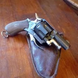 Exceptionnel revolver 320 avec son holster.Arme dans un état proche du neuf !