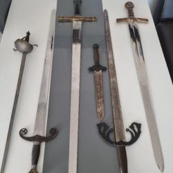 Lors 5 reproductions d' épées et 1 dague. Dont Excalibur  king longueur 113 cm. Les 3 autre 1 m.