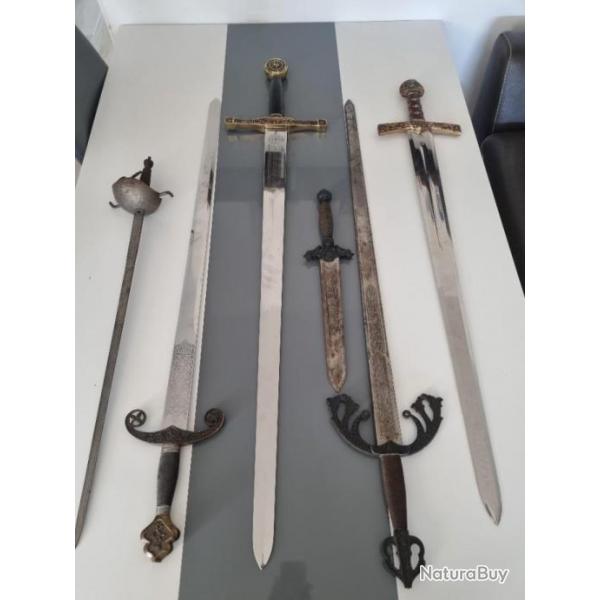 Lors 5 reproductions d' pes et 1 dague. Dont Excalibur  king longueur 113 cm. Les 3 autre 1 m.