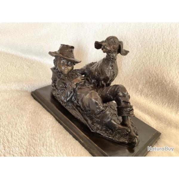 Bronze ancien un enfant et son chien