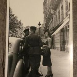 WWII photographie Paris sous l'occupation femme française et soldats allemands
