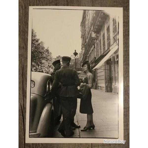 WWII photographie Paris sous l'occupation femme franaise et soldats allemands