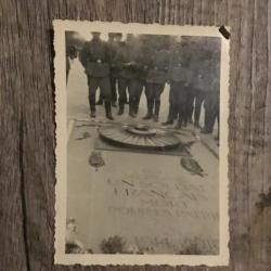 WWII photographie soldats Allemands sur la tombe du soldat inconnu à Paris