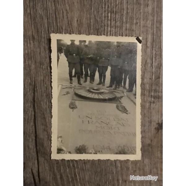 WWII photographie soldats Allemands sur la tombe du soldat inconnu  Paris