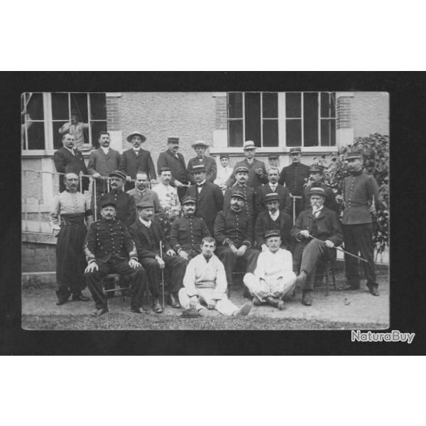 groupe de militaires et civils 1909 en cure ?  zouave, infanterie , carte photo militaire non situe