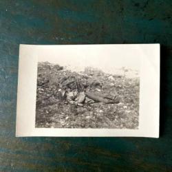 Photographie soldat gisant dans une tranchée WWI 1914-1918