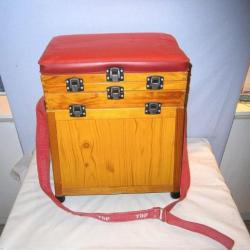 Boite de pêche siège, en bois avec 4 compartiments assise rouge avec sa sangle de transport