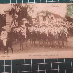 TONKIN, CAVALIERS INDIGENES AVEC OFFICIERS, CARTE POSTALE ADRESSEE A UN SOLDAT DU 18 EME RIC DEMANGE