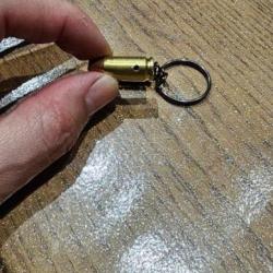 Porte clé véritable balle 9mm, couleur Noir brillant, fait main (Munition désamorcée et neutralisée)