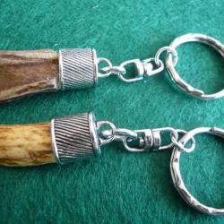 Deux breloques porte-clefs sur cor de bois de chevreuil !