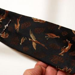 Cravate rétro en SOIE - motif gibier - chasse - avec épingle tête de cheval