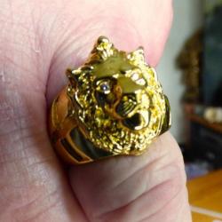 SUPERBE BAGUE EN TÊTE DE LION EN ACIER DORE -TAILLE = 69 ET DEMI + 2 YEUX TAILLES EN FAUSSES PIERRES