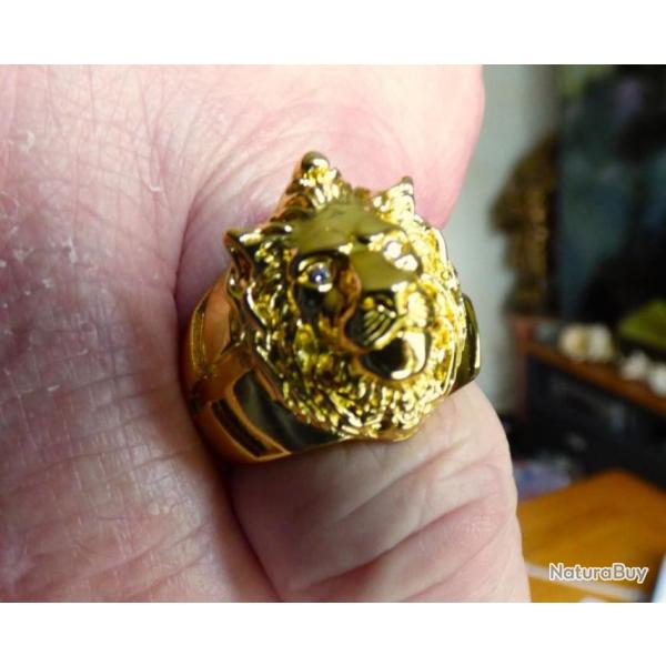 SUPERBE BAGUE EN TTE DE LION EN ACIER DORE -TAILLE = 69 ET DEMI + 2 YEUX TAILLES EN FAUSSES PIERRES