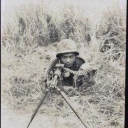 Photo originale d'un soldat avec sa mitrailleuse et sa bande pleine
