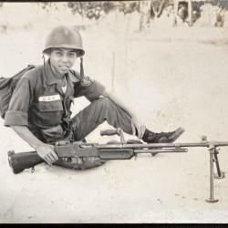 Photo originale d'un jeune soldat vietnamien DAN assis avec son arme