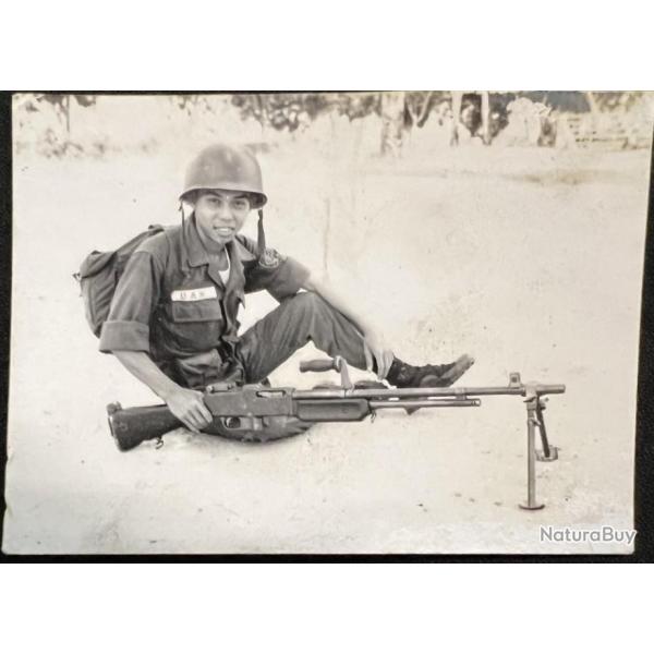 Photo originale d'un jeune soldat vietnamien DAN assis avec son arme
