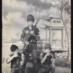 Photo originale de troi jeunes soldats ARVN avec leurs USM1