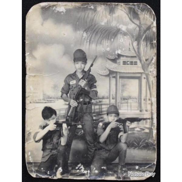 Photo originale de troi jeunes soldats ARVN avec leurs USM1