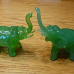 LOT DE 2 ELEPHANTS D'AFRIQUE EN COLERE CHARGEANT TROMPES LEVEES - EN VERRE PLEIN + COULEUR VERT JADE