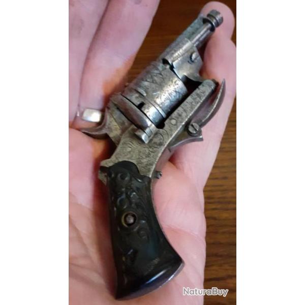 Minuscule revolver 5 mm a broche grave en bon etat de fonctionnement et de balle facture.