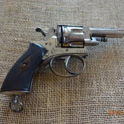Beau revolver bulldog nickelé calibre 320 avec pontet et anneau de calotte.