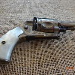 Beau revolver bulldog nickelé et gravé cal 320 signé CHOBERT Arquebusier 16 rue Lafayette PARIS