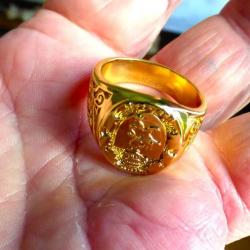 TRES BELLE BAGUE NEUVE FANTAISIE EN ACIER DORE -TAILLE = 68 + MOTIFS SUR LE PLATEAU- LION + COURONNE