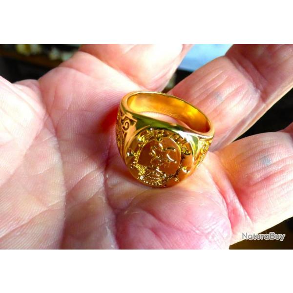 TRES BELLE BAGUE NEUVE EN ACIER INOXIDABLE DORE - TAILLE = 68+ MOTIFS SUR LE PLATEAU- LION+ COURONNE