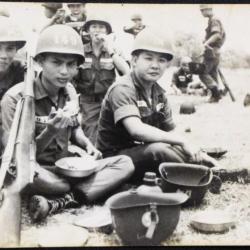 Photo Originale d'un groupe de soldat ARVN pendant leur repas