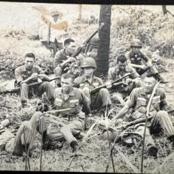 Photo Originale d'un groupe de soldat ARVN se reposant