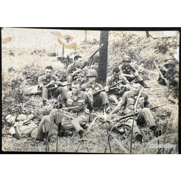 Photo Originale d'un groupe de soldat ARVN se reposant