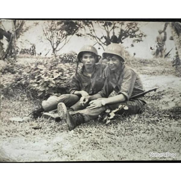 Photo Originale ARVN de deux jeunes soldats assis au camp