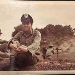 Photo Soldat ARVN pendant entrainement au tir mitrailleuse