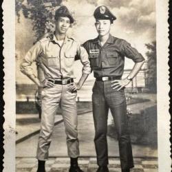 Photo originale de deux soldats ARVN qui posent sur un fond paysagé