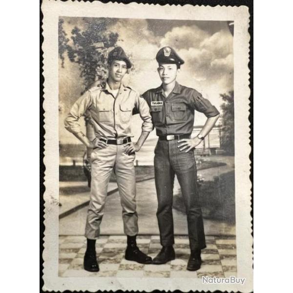 Photo originale de deux soldats ARVN qui posent sur un fond paysag