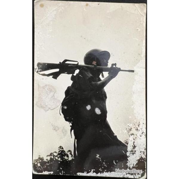 Photo originale d'une soldat avec son M16 sur l'paule