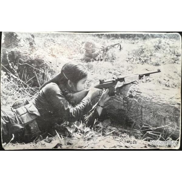 Photo originale d'une femme soldat avec son USM1 en condition de combat