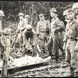 Photo d'un groupe de soldats autour d'un compagnon blessé