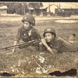 Photo originale de deux soldats à l'entraiment au tir mitrailleur