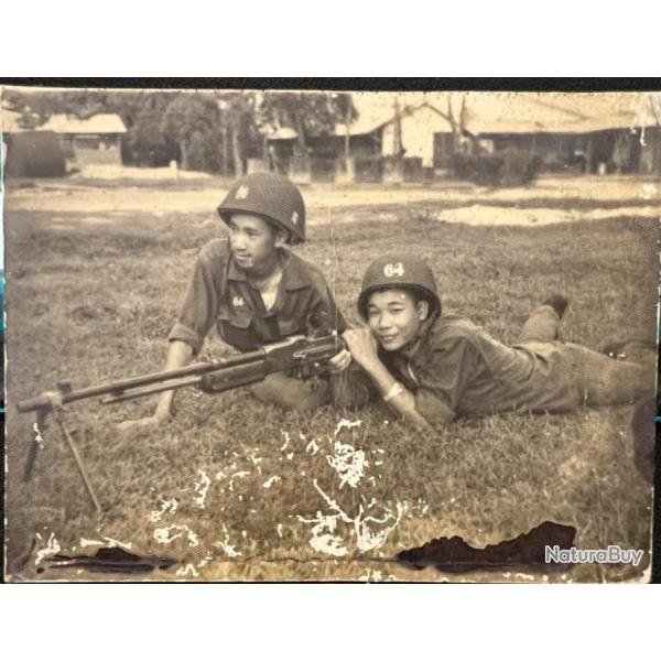 Photo originale de deux soldats  l'entraiment au tir mitrailleur
