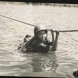 Photo originale d'un soldat traversant la rivière à la corde