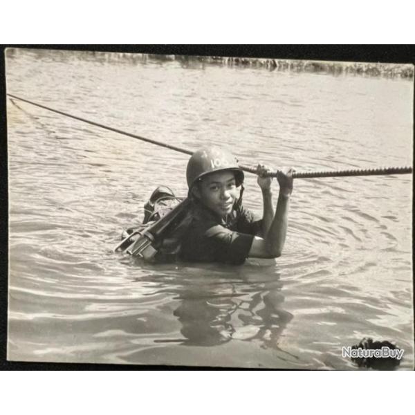 Photo originale d'un soldat traversant la rivire  la corde