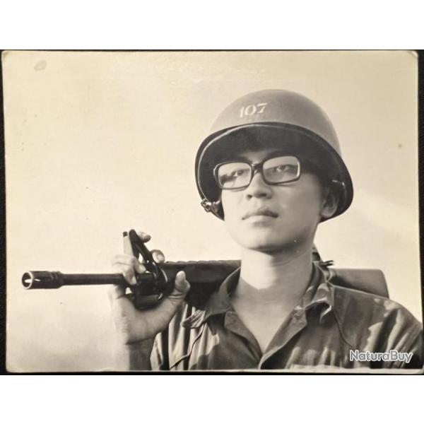 Photo Originale d'un soldat ARVN avec son M16  l'paule
