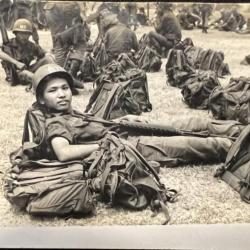 Photo originale ARVN sieste avec son M16