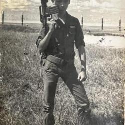 Photo originale d'un soldat ARVN qui pose avec son arme en tenue terrain
