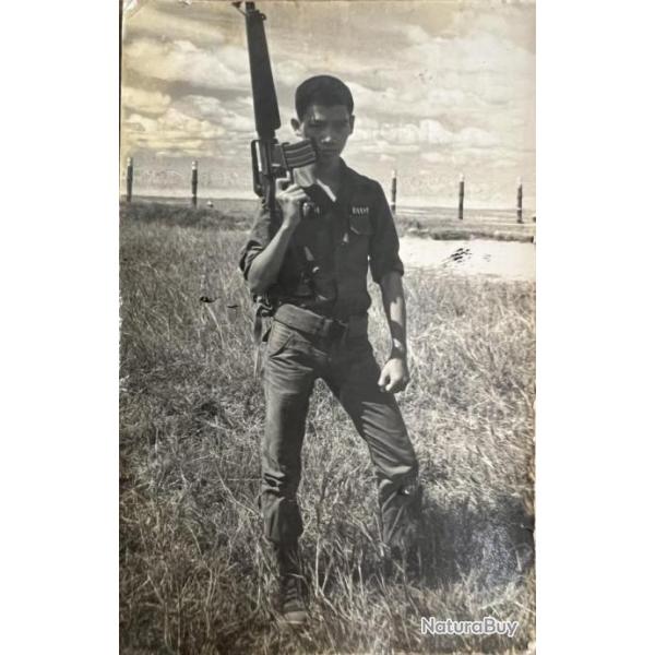 Photo originale d'un soldat ARVN qui pose avec son arme en tenue terrain