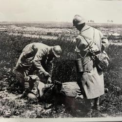 Photo de soldats français de la première guerre qui apportent de l'aide à un soldat blessé