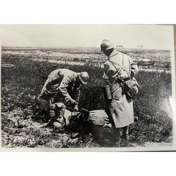 Photo de soldats franais de la premire guerre qui apportent de l'aide  un soldat bless