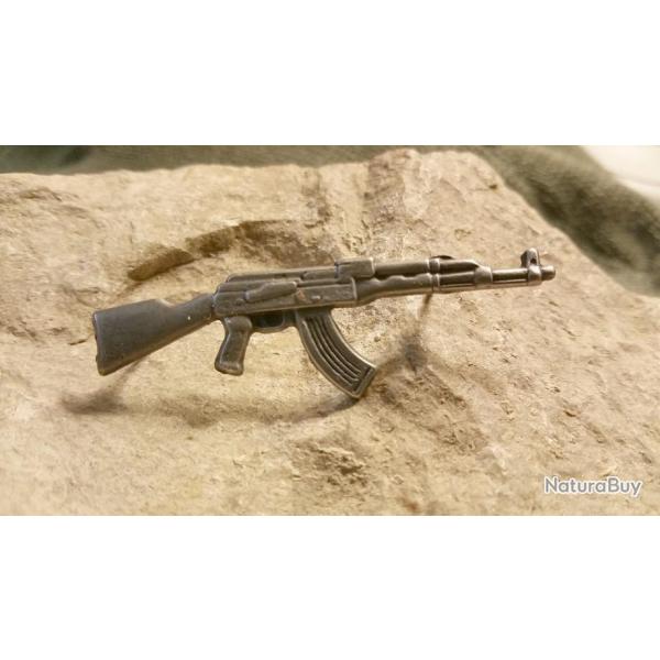 Pin's insigne AK-47  Largeur : 5.5 cm Hauteur : 1.8 cm