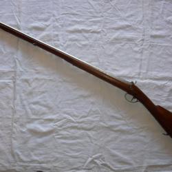 Fusil de chasse à percussion mono canon. Platine signée " Guyot Frères à Lons le Saunier".